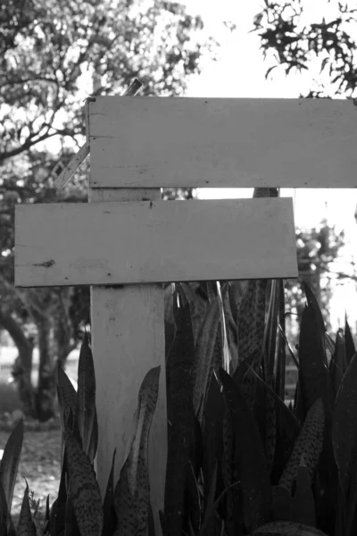 庭の木製標識ヴィンテージ — ストック写真