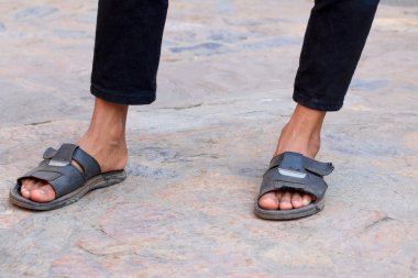 bacakları ve ayakkabılar