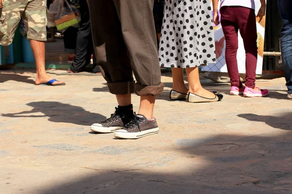 Ben och sneakers — Stockfoto