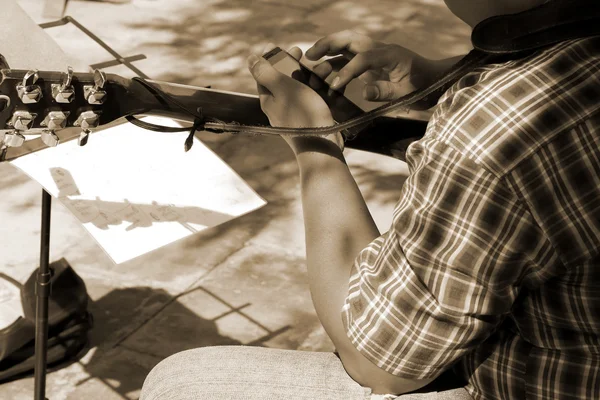 Guitarist in the public — Stock Photo, Image