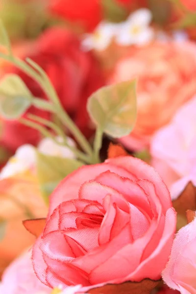 Schöne künstliche Rosenblüten — Stockfoto