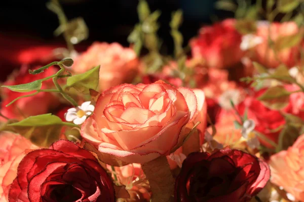 Hermoso de rosa flores artificiales — Foto de Stock