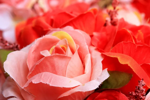 Hermoso de rosa flores artificiales — Foto de Stock