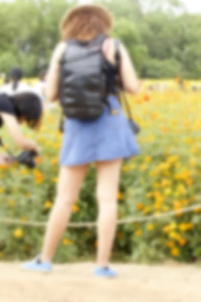 Verschwommene Frau mit Kamera fotografiert — Stockfoto