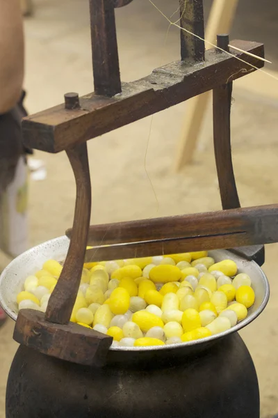 Fabrication du ver à soie cocon — Photo