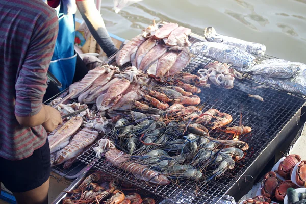 Mercado flutuante de frutos do mar nas vendas — Fotografia de Stock