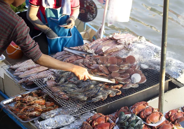 Mercado flutuante de frutos do mar nas vendas — Fotografia de Stock