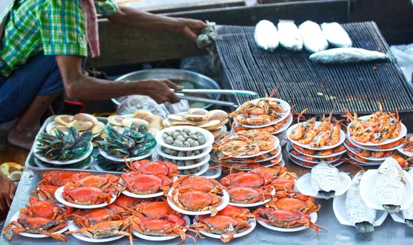 Mercato galleggiante dei frutti di mare sulle vendite — Foto Stock