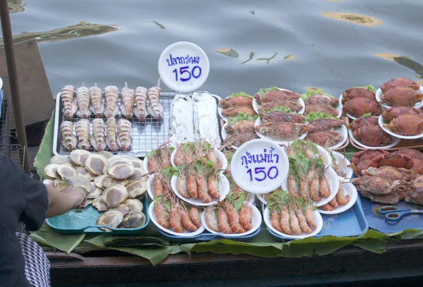 Mercado flotante de mariscos en ventas — Foto de Stock