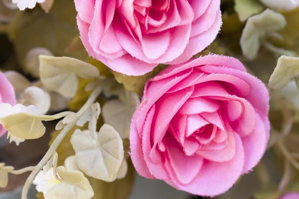 Красивые розовые искусственные цветы — стоковое фото