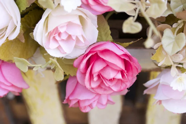 Hermoso de rosa flores artificiales —  Fotos de Stock