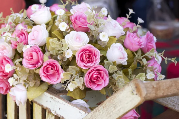 Hermoso de rosa flores artificiales — Foto de Stock