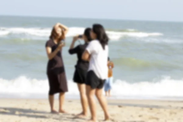 Verschwommene Frau mit Kamera am Strand. — Stockfoto