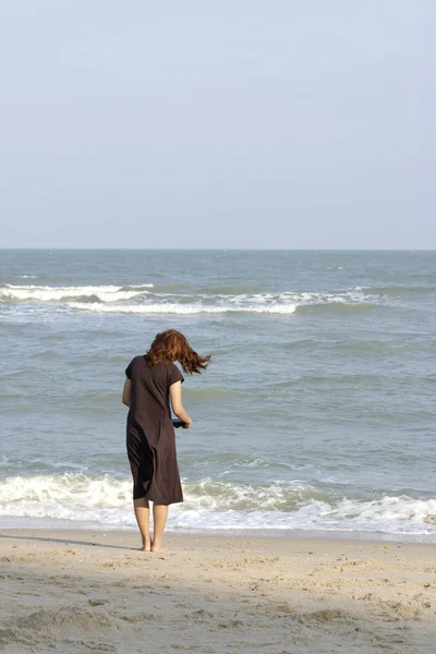 模糊的妇女在海滩 — 图库照片