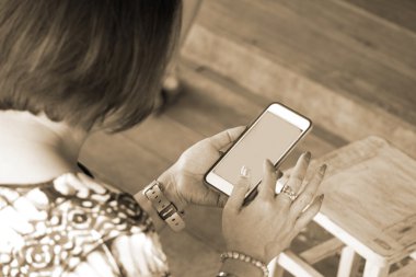 Akıllı telefon kullanan kadın