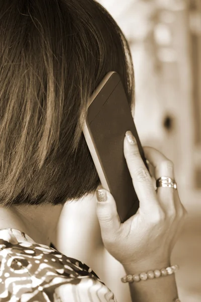 Mulher usando telefone inteligente — Fotografia de Stock