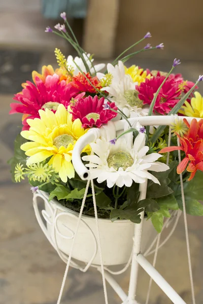 Bela de flores artificiais — Fotografia de Stock