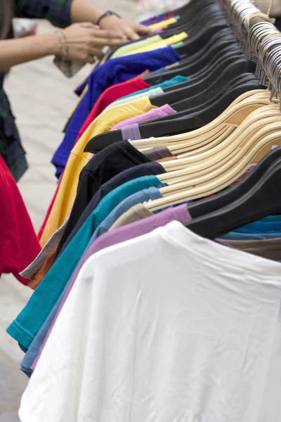 Boutique chemises tissu coloré accroché sur un rack . — Photo