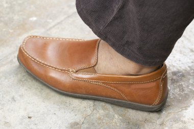 bacakları ve ayakkabılar