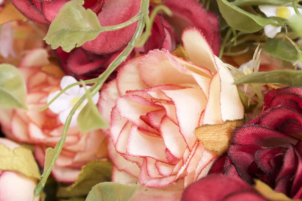 Borrado bonito de rosa flores artificiais — Fotografia de Stock