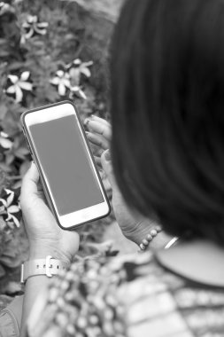 Akıllı telefon kullanan kadın