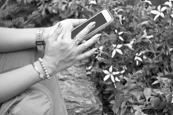 Woman using smart phone — Stock Photo, Image