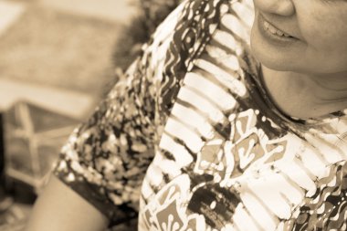 kadın elini ağzına koydu