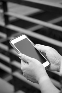 Akıllı telefon kullanan kadın