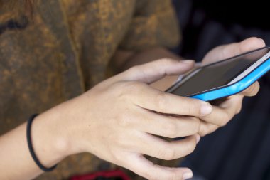 akıllı telefon kullanan kadın