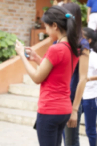 Borrosa usando el teléfono inteligente —  Fotos de Stock