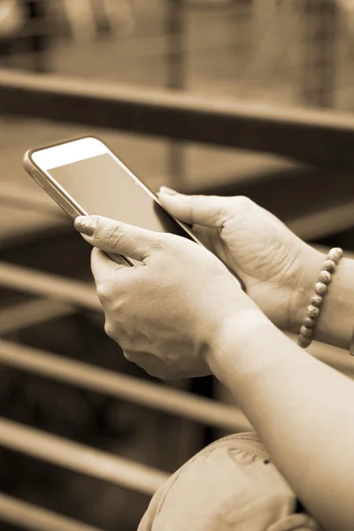 Mujer usando teléfono inteligente — Foto de Stock