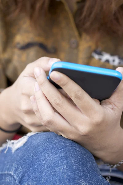 Mulheres usando telefone inteligente — Fotografia de Stock