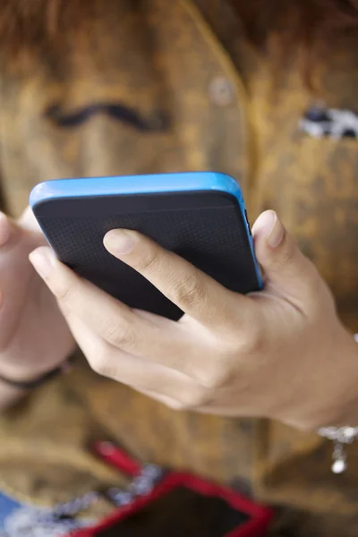 Mujeres que utilizan el teléfono inteligente — Foto de Stock