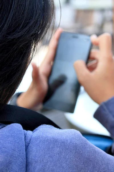 Uso del teléfono inteligente — Foto de Stock