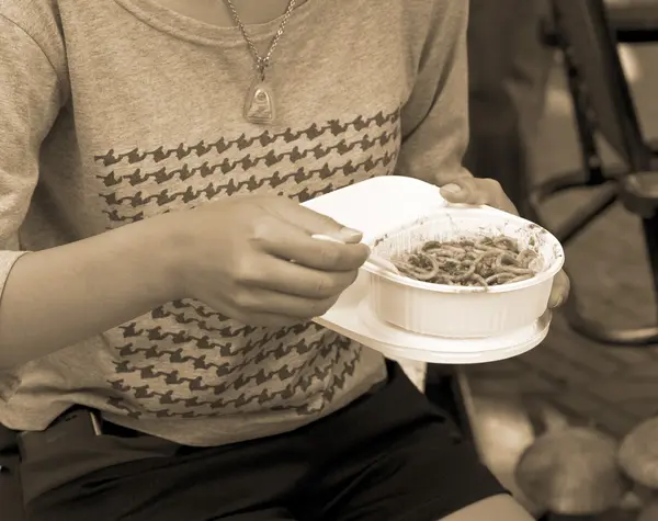 Mujer borrosa comiendo espaguetis . — Foto de Stock