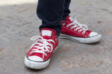 kırmızı spor ayakkabılar