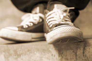 kırmızı spor ayakkabılar