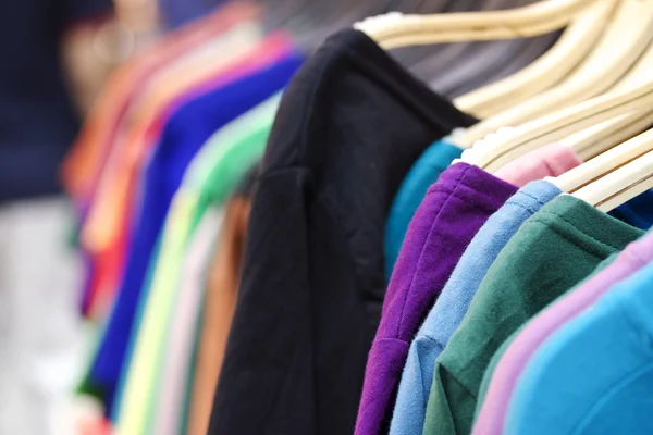 Butikkskjorter fargerike stoff hengende på et stativ . – stockfoto