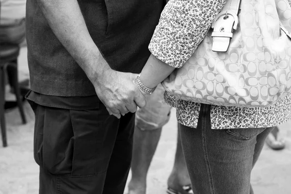 Erwachsene Männer und Frauen halten Händchen. — Stockfoto