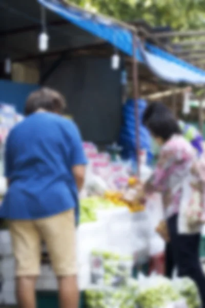 흐리게 사람들이 시장에서 과일 구매. — 스톡 사진