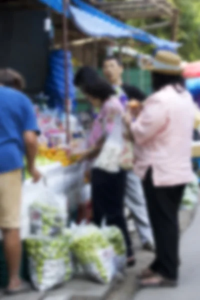 La gente offuscata compra frutta al mercato . — Foto Stock