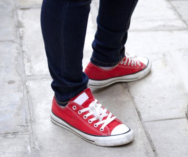 kırmızı spor ayakkabılar