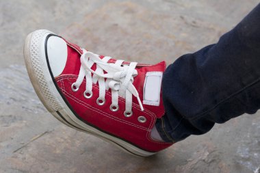 kırmızı spor ayakkabılar