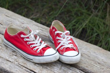 kırmızı spor ayakkabılar