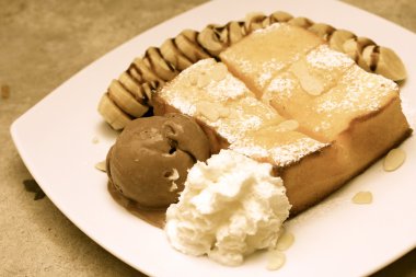 Tepesinde tatlım ve dondurma, muz ile tost