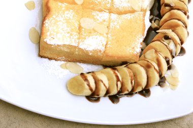Tepesinde tatlım ve dondurma, muz ile tost