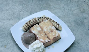 Tepesinde tatlım ve dondurma, muz ile tost