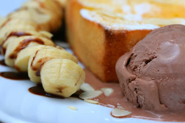 꿀과 아이스크림, 바나나를 얹은 토스트 — 스톡 사진