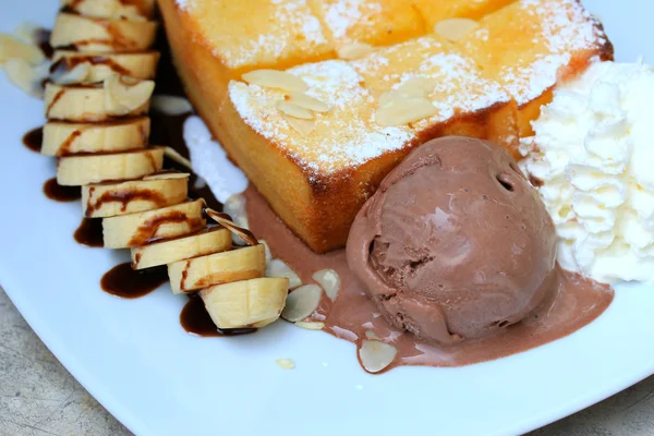 Tostadas con miel y helado, plátano — Foto de Stock