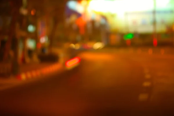 Brouillé de voiture dans la ville la nuit — Photo